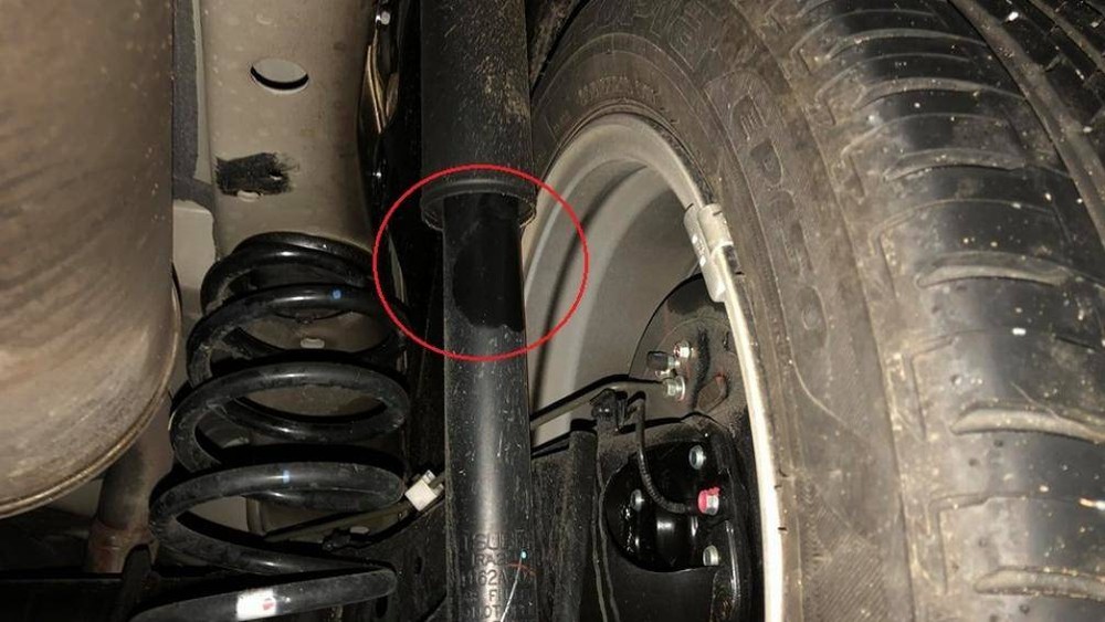 Quan sát bằng mắt thường để tìm những chỗ rò rỉ, nếu có các dấu hiệu này bạn nên mang xe tới gara để kiểm tra và sửa chữa.